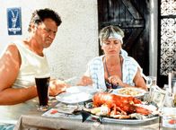 Spätvorstellung: Man spricht deutsh – Erwin Löffler (Gerhard Polt) und seine Frau Irmgard (Gisela Schneeberger) wollten sich doch wenigstens einmal im Urlaub dem Abenteuer "italienische Küche" stellen. Wäre man doch bloß bei der bewährten Schweinshaxe im "Ristorante Schwarzwaldgrotte" geblieben...
