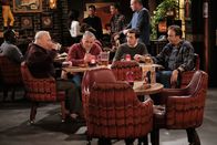 Man with a Plan – (v.li.) Stacy Keach (Joe Burns), Matt LeBlanc (Adam Burns), Matt Cook (Lowell), Kevin Nealon (Don Burns).