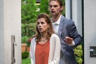 Der Alte – Aus Sorge um seine demente Mutter Claire (Judith Rosmair, l.), will Ivo Hubmaier (Valentino Dalle Mura, r.) so schnell wie möglich mit ihr verschwinden.