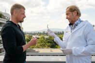SOKO Wien – Major Max Herzog (Martin Gruber, l.) findet an der Sprungstelle einen halb gerauchten Joint, den er Spurensicherer Franz Wohlfahrt (Helmuth Bohatsch, r.) übergibt.