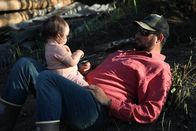 Alaska - Eisige Freiheit – Chevie Roach mit seiner Tochter, Chevelle Roach. (National Geographic für Disney/Jeffrey Alexander)