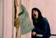 Shining – Jacks Wahnsinn ist nicht mehr aufzuhalten. Und dann kommt der Augenblick, an dem er zur Axt greift und Wendy (Shelley Duvall) durch die labyrinthischen Gänge des Hotels verfolgt, um sie zu ermorden ...