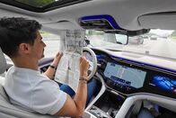 Einstein – Einstein Autonomes Fahrzeug: Mobilität der Zukunft oder Wunschdenken? Tobias Müller liest die Zeitung am Steuer. Copyright: SRF