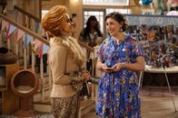 Call Me Kat – Sheila (Swoosie Kurtz, l.); Kat (Mayim Bialik, r.)