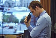 Trigger Point – Nicht nur die Attentate machen Thom (Mark Stanley) Sorge. Er kann seine Freundin Lana nicht erreichen.