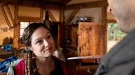 Sturm der Liebe – Valentina (Aylin Ravanyar, l.) bedankt sich bei Noah (Christopher Jan Busse, r.) für seine Hilfe.