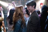 Midnight Sun – Katie Price (Bella Thorne) und Charlie Reed (Patrick Schwarzenegger)