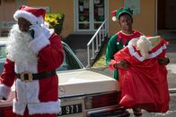 Death in Paradise – Es ist Weihnachten im tropischen Paradies Saint Marie. Doch die festliche Stimmung von Commissioner Patterson (Don Warrington, l.) und Marlon Pryce (Tahj Miles, r.) wird durch einen schrecklichen Mordfall getrübt.