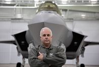 Geniale Technik – Alan Norman vor einem Kampfjet F35