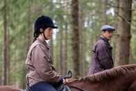 neoriginal: Riding in Darkness – Auch Lotta (Malin Persson) leidet unter ihrem unberechenbaren Ehemann Tommy (Jonas Karlsson). Allerdings ist seine Macht über sie so stark, dass sie sogar dazu bereit ist, ihn trotz seiner Verbrechen in Schutz zu nehmen.