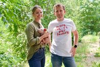 Paula kocht – Moderatorin Paula Bründl am Biohof Seiser. Aufgenommen im Rahmen von ServusTV´s "Paula kocht" am Biohof Seiser in Termitz, NÖ, Ö, am 08.06.2026.