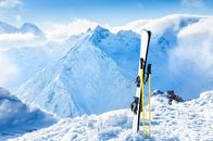 Skispringen: Weltcup – Winterberge und Skiausrüstung im Schnee