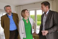 Die Rosenheim-Cops – Hansen (Igor Jeftić, r.) und Stadler (Dieter Fischer, l.) befragen die Ehefrau des Toten (Eva-Maria Grein von Friedl, M.).