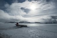 3satThementag: "Eiskalt": Arctic – Mitten in der Antarktis, fernab von jeglicher Zivilisation, ist ein Flugzeug abgestürzt.