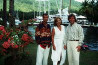 Das Traumschiff – Als Patrick Lindner (r.) doch noch rechtzeitig in der Karibik eintrifft, gerät Rudi "Rosner" Liebke (Marek Erhardt, l.) bei Beatrice (Heide Keller, M.) in Erklärungsnot