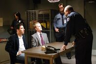 How I Met Your Mother – Josh Radnor (Ted Mosby, li.), Neil Patrick Harris (Barney Stinson, mi.), Earl Billings (Officer McNeil, re.).