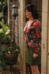 Two and a Half Men – Spielt weiter ihr Spiel mit Charlie um ihn eifersüchtig machen: Rose (Melanie Lynskey)