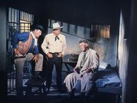 Die Comancheros – Die Comancheros sind eine Gruppe diebischer Weißer, die gemeinsam mit Indianern Waffen und Alkohol schmuggeln und die Herrschaft über Texas anstreben. Aber der Texas Ranger Jake Cutter (John Wayne, links) legt sich mit ihnen an. Major Henry (Bruce Cabot, Mitte) steht ihm dabei zur Seite.