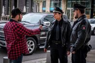 Notruf Hafenkante – Patrick Dräger (Daniel Wiemer, l.) gibt Pinar (Aybi Era) und Kris (Marc Barthel, r.) Informationen zur nächsten Pokerrunde.
