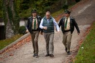 Hubert und Staller – Staller (Helmfried von Lüttichau, l.) und Riedl (Paul Sedlmeir, r.) sind doch sehr überrascht, als sie im Seminarzentrum "Boll Coaching" auf ihren Vorgesetzter Girwidz (Michael Brandner, M.), der eigentlich auf einer Polizeifortbildung sein sollte, stoßen ...