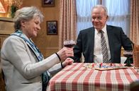 Sturm der Liebe – Werner (Drik Galuba, r.) stellt wieder einmal fest, was für ein Glück Alfons mit seiner Hildegard (Antje Hagen, l.) hat.