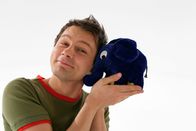 Die Sendung mit dem Elefanten – Moderator André Gatzke mit dem blauen Elefanten