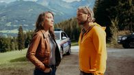 Die Bergretter – Nach seinem Einsatz trifft Markus (Sebastian Ströbel) auf Alex (Viktoria Ngotsé), die noch ein paar Fragen hat.