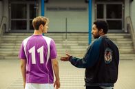 All You Need – Vince (Benito Bause, re.) besucht mit Robbie (Frédéric Brossier) seine alte Schule.