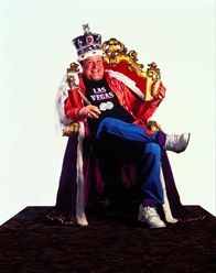 King Ralph – Die gesamte britische Königsfamilie wird auf tragische Weise ausgelöscht. Der nächste Verwandte der Royals ist der windige Barpianist Ralph Hampton Gainesworth Jones (John Goodman), der nun einspringen muss, um die Monarchie aufrechterhalten zu können ...