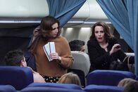 Will & Grace – Friday (Vanessa Bayer, l.); Karen Walker (Megan Mullally, r.)