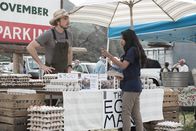 Bless This Mess – Mike (Dax Shepard, l.); Danika (Monica Padman, r.)