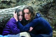 Todesfalle Highlands – Alison (Melissa George) und ihre Freunde haben die kleine Anna (Holly Boyd) in einem Erdloch gefunden.