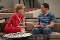 Two and a Half Men – Als Walden Alan (Jon Cryer, r.) bittet, einen Ehevertrag zu unterschreiben, bekommt dieser Zweifel an der bevorstehenden Hochzeit und sucht Rat bei seiner Mutter (Holland Taylor, l.). Doch kann die ihm wirklich weiterhelfen?; Als Walden Alan (Jon Cryer, r.) bittet, einen Ehevertrag zu unterschreiben, bekommt dieser Zweifel an der bevorstehenden Hochzeit und sucht Rat bei seiner Mutter (Holland Taylor, l.). Doch kann die ihm wirklich weiterhelfen?