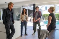 Der Alte – Caspar Bergmann (Thomas Heinze, l.) und Annabell Lorenz (Stephanie Stumph, 2.v.l.) beobachten die Reaktionen von Theo (Jonathan Lade, 2.v.r.) und Nina Feldkamp (Brigitte Zeh, r.) auf die Nachricht vom Tod Martin Feldkamps genau.