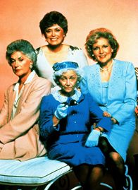 Golden Girls – (hi.v.li.) Bea Arthur als Dorothy, Rue McClanahan als Blanche, Betty White als Rose und vorne Estelle Getty als Sophia.