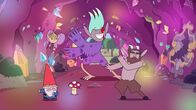 Super Happy Magic Forest – Die Helden - Herbert, Twinkle, Tupfen und Hufius (von links nach rechts) - sollen die Höhle der Spiegel reinigen. Dabei haben sie eine Party-Harpyie (hinten M.) aus Versehen befreit. Eine bunte Vogelfrau, die alle mit einem Frohlocken-Bann belegt.