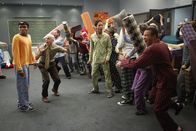 Community – In Greendale findet die größte Kissenschlacht in der Geschichte der Community Colleges statt (v.l.n.r.: Donald Glover, Jim Rash, Danny Pudi) ...