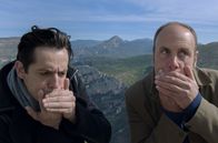 Schwindelig am Verdon – Die preisgekrönten Vogelstimmenimitatoren "Les Chanteurs d'Oiseaux" Jean Boucault (re.) und Johnny Rasse (li.) erkunden in schwindelerregenden Höhen den Verdon und seine Geheimnisse.