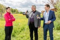 Die Rosenheim-Cops – Die Kommissare Stadler (Dieter Fischer, M.) und Hansen (Igor Jeftić, r.) befragen die Übungsleiterin des Bogensportclubs Rosenheim, Lisa Pfaff (Tanja Hirner, l.) im Mordfall Arnd Schuster, denn das Opfer wurde mit einem Pfeil getötet.