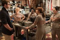 Ghostbusters – Der Assistent ist hübsch, aber doof: (v.li.) Chris Hemsworth als Kevin, Kate McKinnon als Jillian Holtzmann, Leslie Jones als Patty Tolan, Kristen Wiig als Erin Gilbert, Melissa McCarthy als Abby Yates