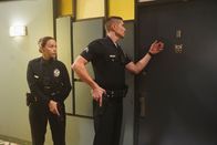 The Rookie – Lucy Chen (Melissa O'Neil) und Tim Bradford (Eric Winter) suchen in einem großen Wohnhaus den flüchtigen Drogenbaron.