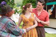 Father Brown – Nicholas (Joe Layton, r.) fragt seine Verlobte Laura (Justine Cain, m.) was Clown Smythe (Sevan Stephan, l.) von ihr will. Diesem hatte Laura im Scherz versprochen, dass sie ihn heiratet.
