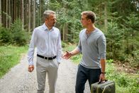 Sturm der Liebe – Vincent (Martin Walde, r., mit Sven Waasner, l.) macht sich Vorwürfe wegen seiner Beziehung zu Fanny.