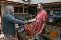 The Last Man on Earth – Pat (Mark Boone Junior, l.) und Mike (Jason Sudeikis), r.), die beide glaubten, die letzten Menschen auf der Erde zu sein, genießen es, endlich nicht mehr mit sich selber reden zu müssen. Doch was sind ihre weiteren Pläne?