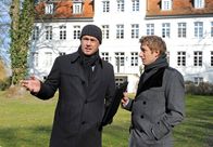 Rote Rosen – ARD ROTE ROSEN FOLGE 1712 Uhr im ERSTEN. Mick (Tobias Rosen, r.) gerät unter Druck, als er von Torben (Joachim Kretzer, l.) erfährt, dass es einen zweiten Interessenten für das Herrenhaus gibt.