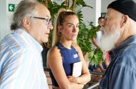 Rentnercops – Die "Rentnercops" Reinhard Bielefelder (Bill Mockridge, r.) und Klaus Schmitz (Hartmut Volle, r.) erfahren von Liv (Annina Hellenthal, l.) interessante Details.