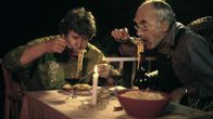Löwenzahn Classics – Peter (Peter Lustig, r.) und der Nachbar (Helmut Krauss, l.) sind sehr zufrieden: Die längste Nudel der Welt wurde es nicht, aber als Festessen eignet sie sich vorzüglich.