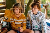 Mein Lotta-Leben - Alles Bingo mit Flamingo – Lotta (Meggy Hussong, l.) und Cheyenne (Yola Streese, r.) in ihrem Club-Baumhaus beraten sich über die Einladung von Berenike.