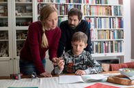Großstadtrevier – Auffällig unauffällig: Zwischen Steffi Nickel (Verena Wolfien, l.) und Ehemann Armin (Dietmar Horcicka, hinten r.) brodelt etwas, das auch möglichst Sohn Matthias (Franz Ferdinand Möller-Titel, vorne) nicht bemerken soll.