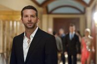 Silver Linings – Der Lehrer Pat (Bradley Cooper) steckt in einer echten Lebenskrise. Ende dreißig, getrennt von seiner Frau und gerade aus einer psychiatrischen Klinik entlassen. Ohne Job und Wohnung muss er nun wieder bei seinen Eltern einziehen ...